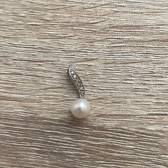 Solid 10K White Gold Pearl Diamond Accent Pendant .92g Elegant Charm - Picture 3 of 5